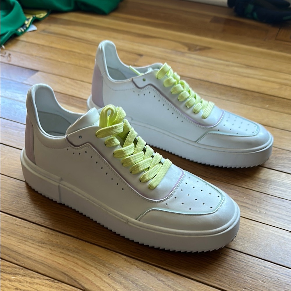 Stuart Weitzman Ryan Low Top Perforatef Sneaker NWOT Sz 9